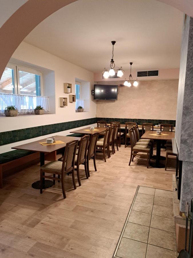 Penzion A Pizzerie Na Zalozne Kobylí Eksteriør bilde